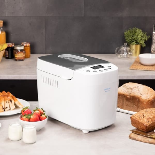 Cecotec 1.5 kg bread maker with 2 heating elements, 15 automatic programs, programmable up to 15 hours and dishwasher-safe inner pot.