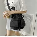 Pikkukuva 2 / 4: INF Nylon Crossbody Laukku, musta Musta0