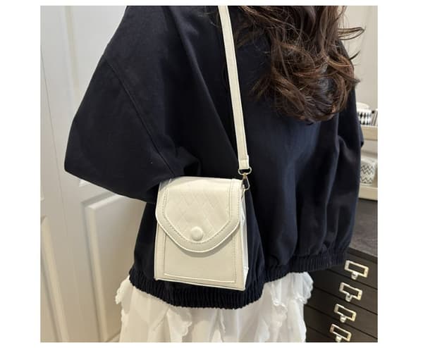 INF Chic Quiltad Crossbody Telefonväska - Stilren & Kompakt