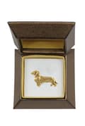 Miniatyrbillede 2 af 7: Gravhund - en hundebroche i en dekorativ æske, en elegant guldbelagt nål, en jakkenål fra Art-Dog