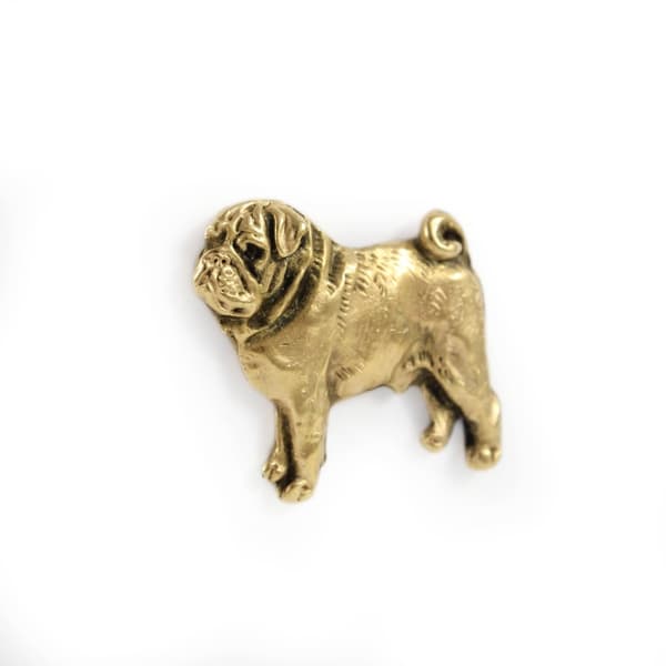 Pug, Pug, Carlin - en hundebroche i en dekorativ æske, en elegant guldbelagt nål, en jakkenål fra Art-Dog