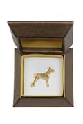 Miniatyrbillede 2 af 7: Doberman, Dobermann - en broche med en hund i en dekorativ æske, en elegant guldbelagt nål, en jakkenål fra Art-Dog