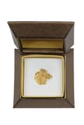 Miniatyrbillede 2 af 7: Gravhund V - broche med en hund i en dekorativ æske, elegant forgyldt nål, jakkenål fra Art-Dog