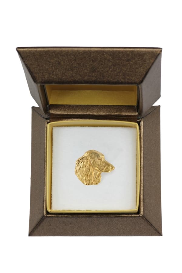 Gravhund V - broche med en hund i en dekorativ æske, elegant forgyldt nål, jakkenål fra Art-Dog