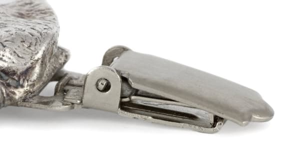 Stråhåret gravhund - broche med clips, startnummerholder, forsølvet nål til hundeudstillinger af Art-Dog