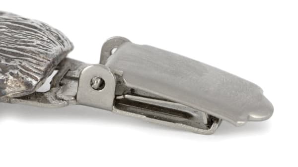 Langhåret Chihuahua - broche med clips, startnummerholder, forsølvet nål til hundeudstillinger af Art-Dog