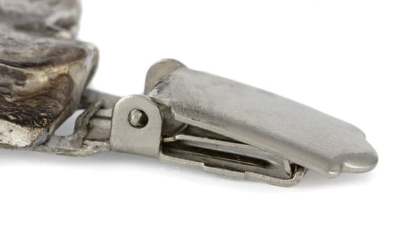 Beagle - broche med clips, startnummerholder, forsølvet hundeudstillingsnål af Art-Dog