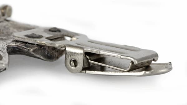 Pekingeser - broche med clips, startnummerholder, gave til hundeudstilling af Art-Dog