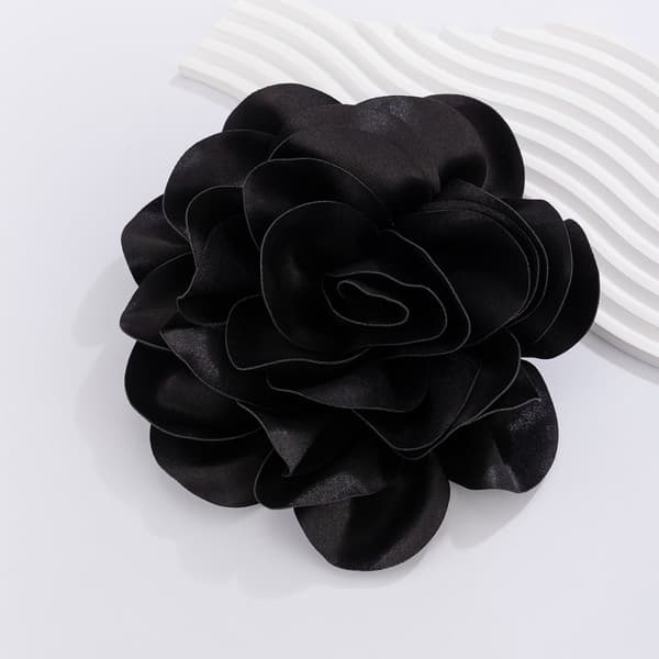 INF Overdreven Stor Blomst Broche i Satin Stof