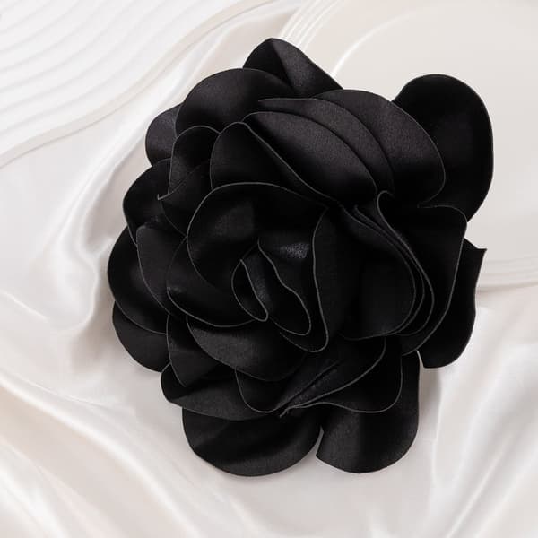 INF Overdreven Stor Blomst Broche i Satin Stof