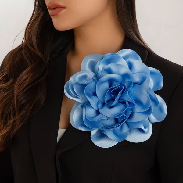 INF Overdreven Stor Blomst Broche i Satin Stof