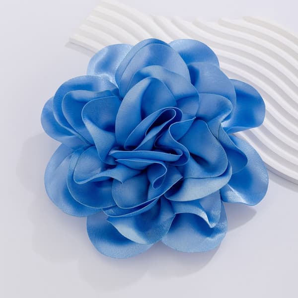 INF Overdreven Stor Blomst Broche i Satin Stof