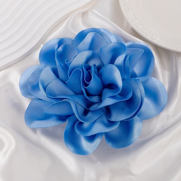 INF Overdreven Stor Blomst Broche i Satin Stof