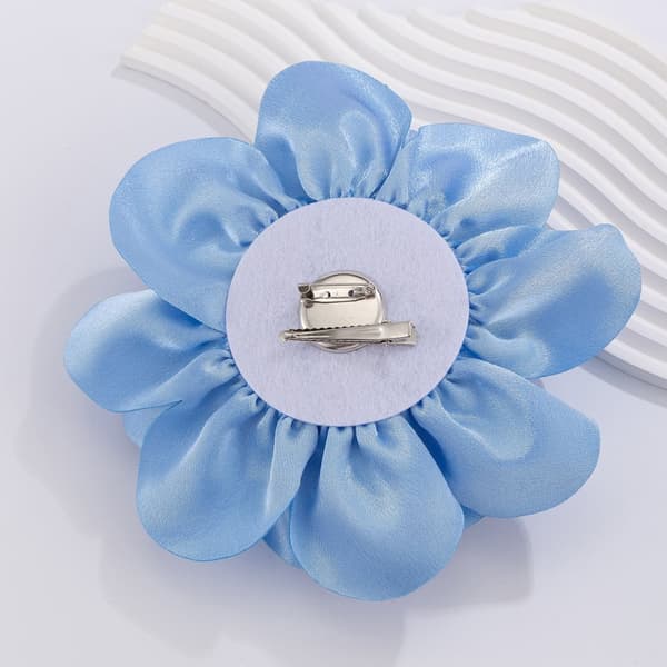 INF Overdreven Stor Blomst Broche i Satin Stof