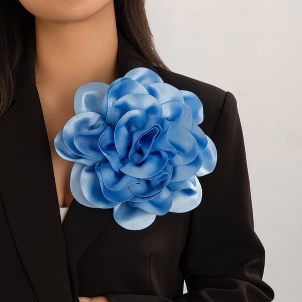 INF Overdreven Stor Blomst Broche i Satin Stof