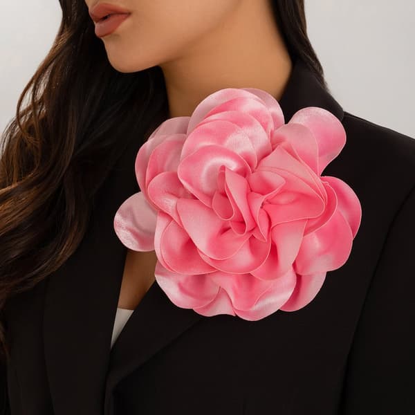 INF Overdreven Stor Blomst Broche i Satin Stof