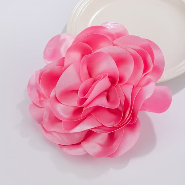 INF Overdreven Stor Blomst Broche i Satin Stof