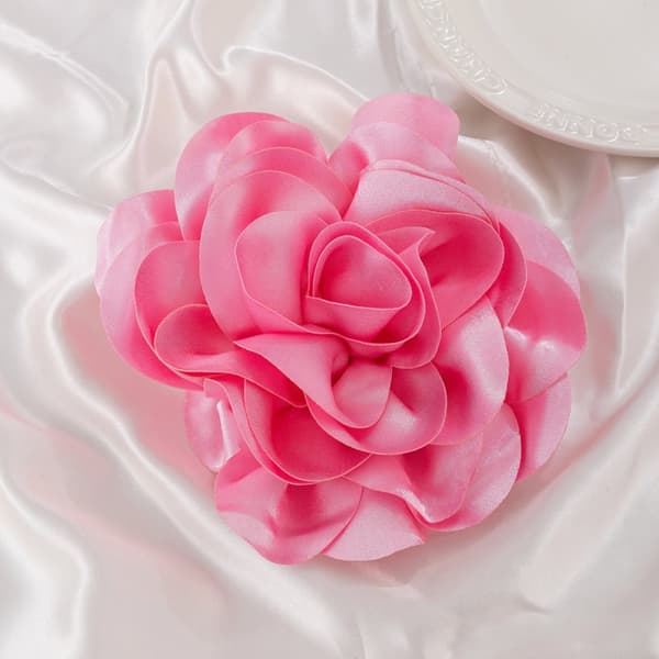 INF Overdreven Stor Blomst Broche i Satin Stof