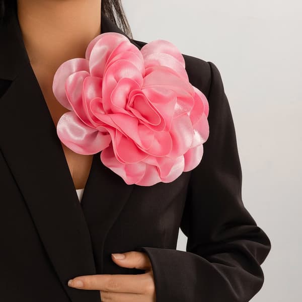 INF Overdreven Stor Blomst Broche i Satin Stof