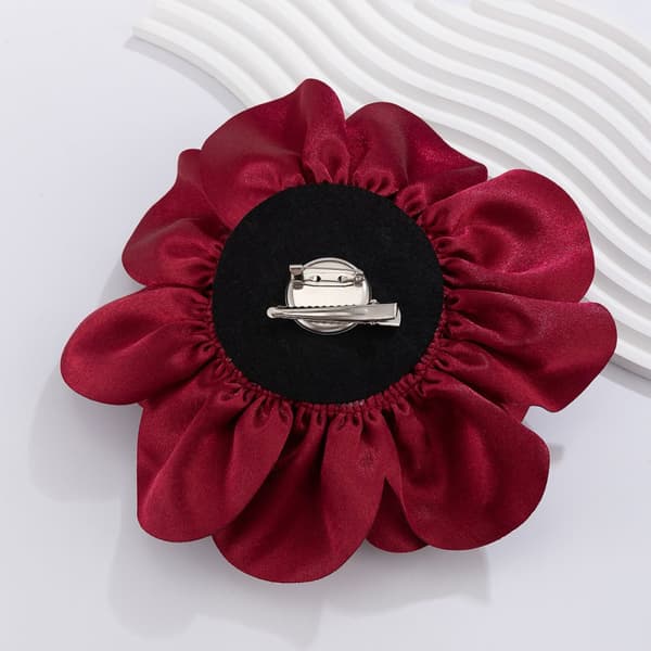 INF Overdreven Stor Blomst Broche i Satin Stof
