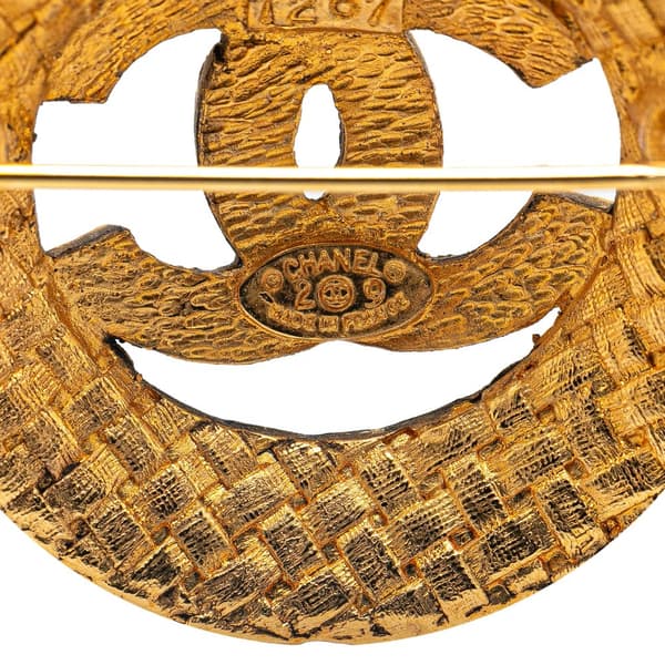 Pre-owned Chanel Gold Plated CC Round Brooch Gold