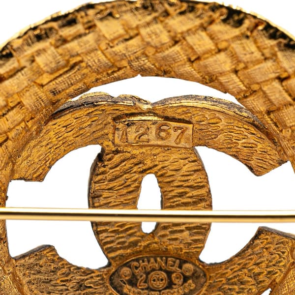 Pre-owned Chanel Gold Plated CC Round Brooch Gold