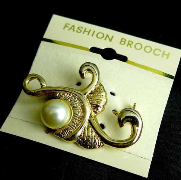 Brosch med pärla
