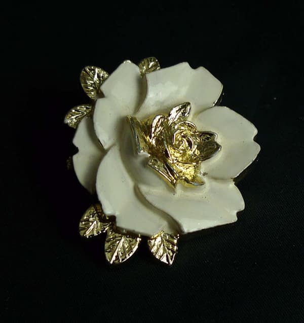 Brosch Blomma i vitt o guld