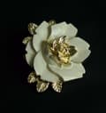 Miniatyrbild 3 av 4: Brosch Blomma i vitt o guld