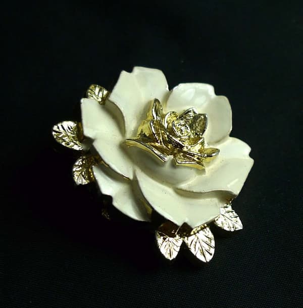 Brosch Blomma i vitt o guld