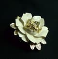 Miniatyrbild 4 av 4: Brosch Blomma i vitt o guld