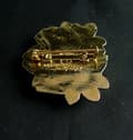 Miniatyrbild 2 av 4: Brosch Blomma i vitt o guld