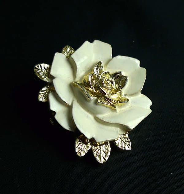 Brosch Blomma i vitt o guld