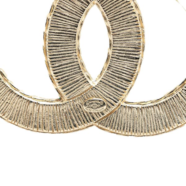 Pre-owned Chanel Faux Lace and Resin Gold Plated CC Brooch Black