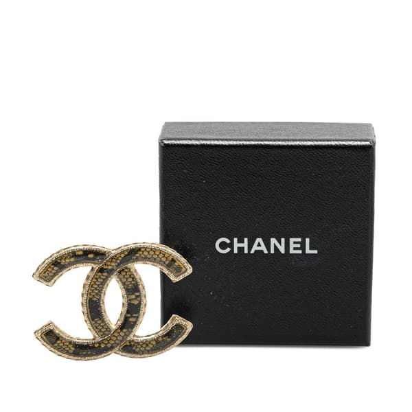 Pre-owned Chanel Faux Lace and Resin Gold Plated CC Brooch Black