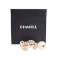 Miniatyrbillede 5 af 5: Pre-owned Chanel Gold Plated Faux Pearl CC Drop Brooch White
