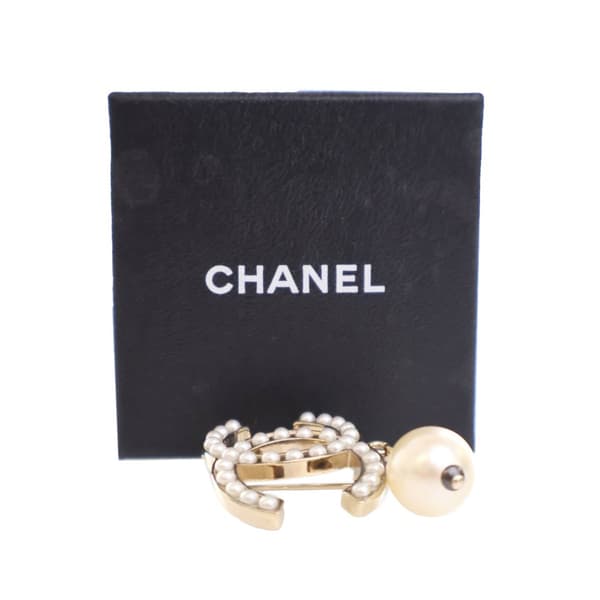 Pre-owned Chanel Gold Plated Faux Pearl CC Drop Brooch White