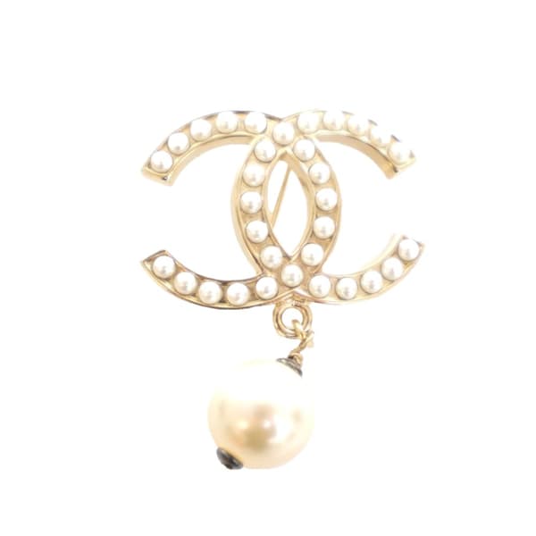 Pre-owned Chanel Gold Plated Faux Pearl CC Drop Brooch White
