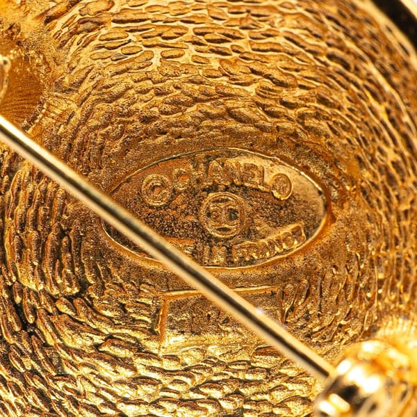 Pre-owned Chanel Gold Plated CC Quilted Round Brooch Gold