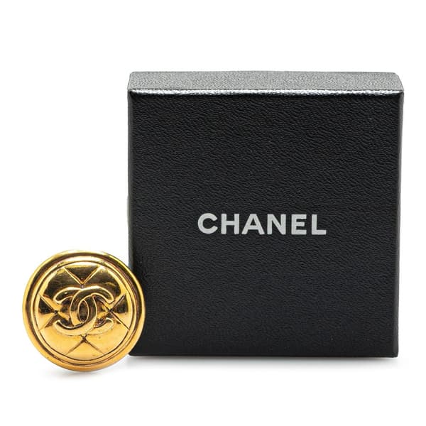 Pre-owned Chanel Gold Plated CC Quilted Round Brooch Gold