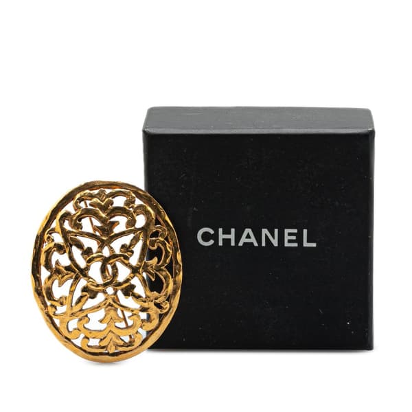 Pre-owned Chanel Gold Plated Round Brooch Gold