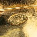 Miniatyrbillede 3 af 4: Pre-owned Chanel Gold Plated CC Quilted Round Brooch Gold