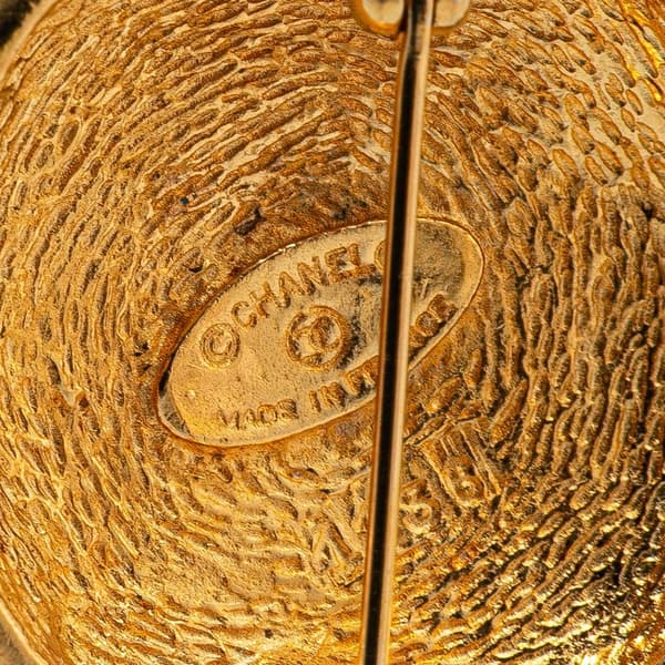 Pre-owned Chanel Gold Plated CC Round Brooch Gold