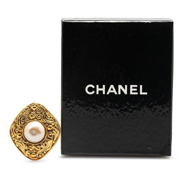 Pre-owned Chanel Gold Plated Faux Pearl Brooch Gold