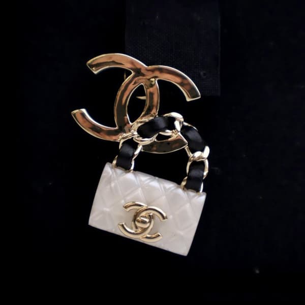 Pre-owned Chanel Gold Plated Enamel CC Quilted Flap Brooch Gold