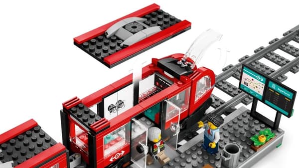 LEGO City 60423 City Raitiovaunu asemalla