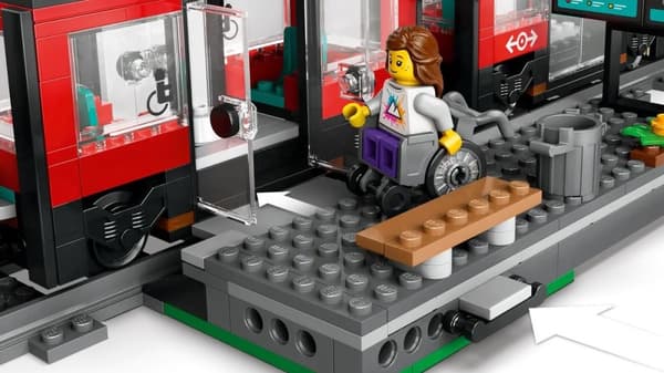 LEGO City 60423 City Raitiovaunu asemalla