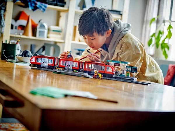 LEGO City 60423 City Raitiovaunu asemalla