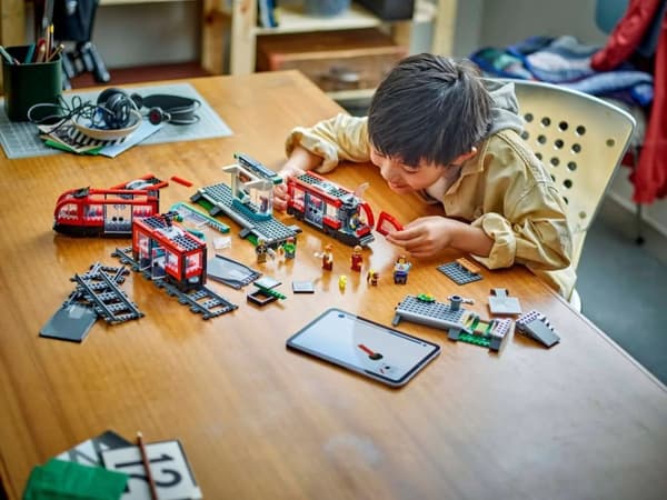 LEGO City 60423 City Raitiovaunu asemalla