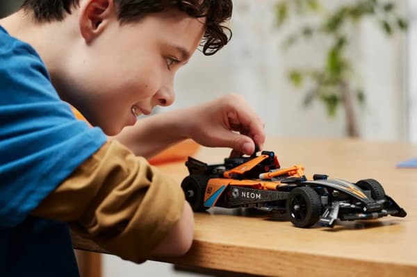 LEGO TECHNIC 42169 NEOM McLaren Formula E Team